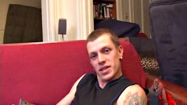 жёстко дрочит и мощно кончает перед камерой