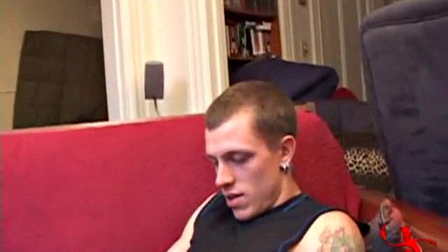 жёстко дрочит и мощно кончает перед камерой