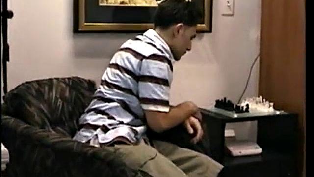 Волосатый Пол получает дрочку и кончает на камеру