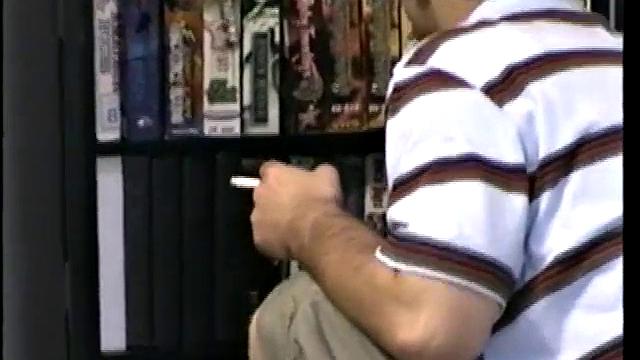 Волосатый Пол получает дрочку и кончает на камеру