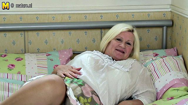 пышная зрелая с огромной грудью жадно прыгает на члене и стонет