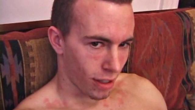 Карсон дрочит на камеру для геев зрителей.