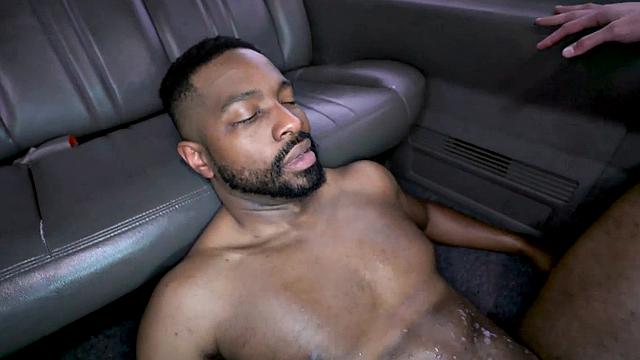 Чёрный красавчик трахается с парнем в фургоне на улице