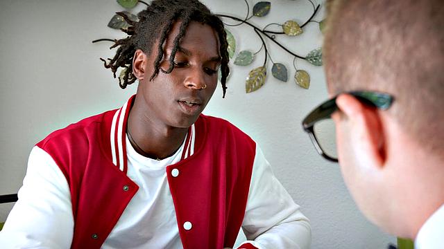 страстная брюнетка между умником и развратной наставницей