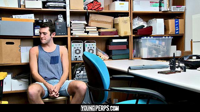 Офисный красавчик сосёт член и получает жёстко в жопу на допросе