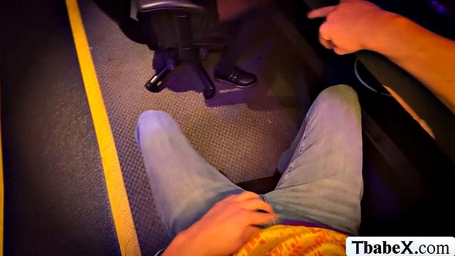 Трахнул в жопу зрелую трансу-геймершу прямо за приставкой, зрители не мешают.