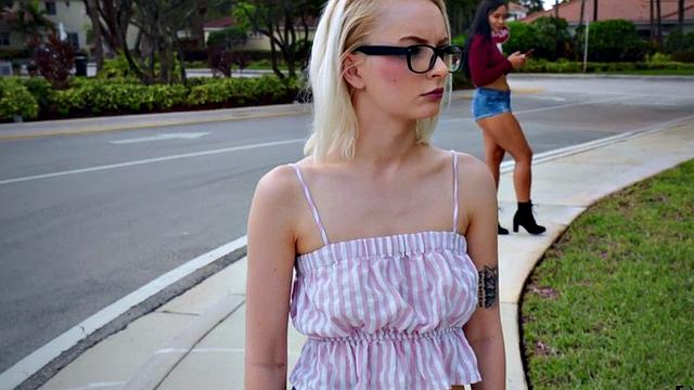 Pulled black babe deepthroating before fucking