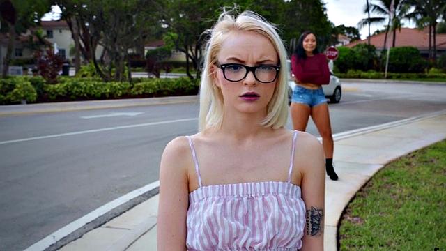 Pulled black babe deepthroating before fucking