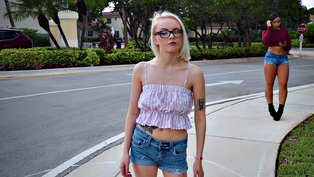 Pulled black babe deepthroating before fucking