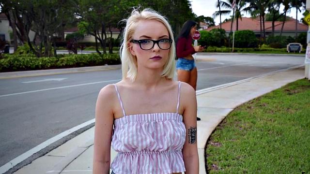 Pulled black babe deepthroating before fucking