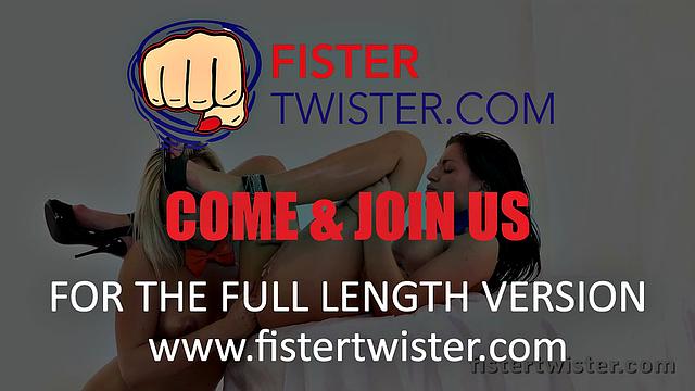 жаркие лесби: сильвия глубоко фистит узкую жопу наоми маслом