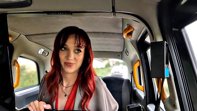 рыжая с гладкой киской жарко трахается с таксистом в машине