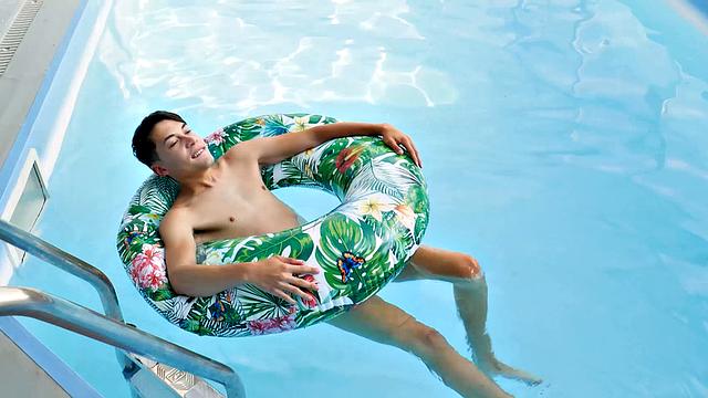 рон негба жестко трахает дэнни бьянки на кровати