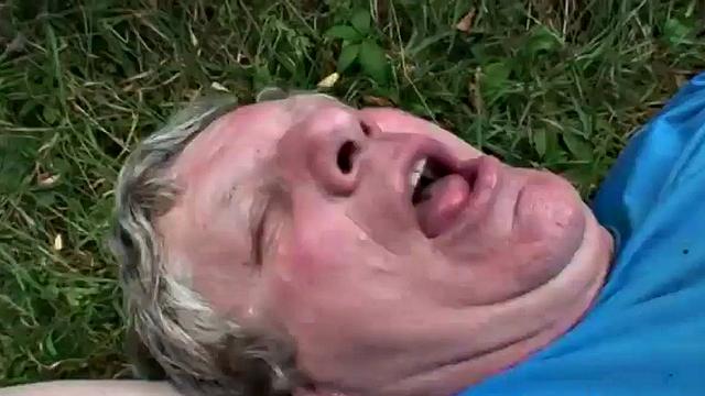 бабка с дедом устроили весёлое порно на травке втроём