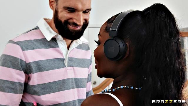 Оса Лавли застукана с парнем дочки и трахается с ним в душе