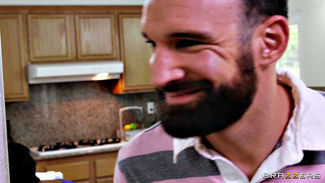 Оса Лавли застукана с парнем дочки и трахается с ним в душе