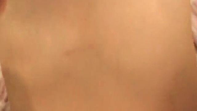 японская милфа стонет от игрушек и крепкого члена молодого любовника