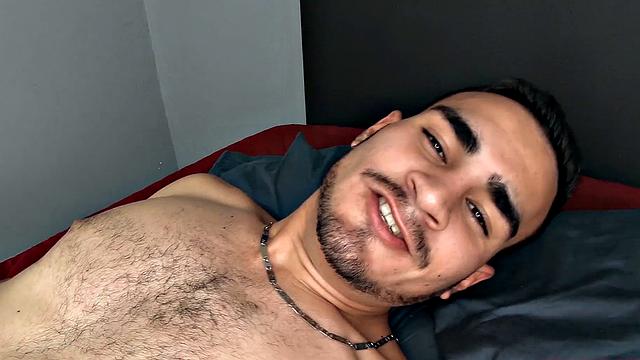 Педро Вальенте шутит и размахивает своей дубиной на камеру