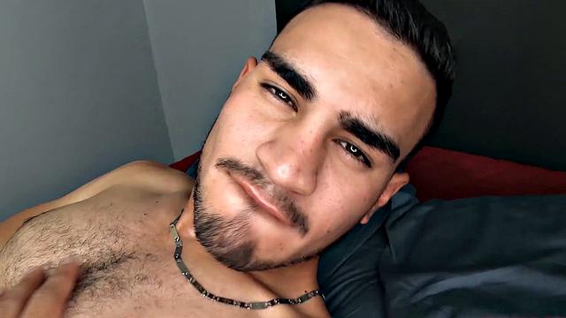 Педро Вальенте шутит и размахивает своей дубиной на камеру