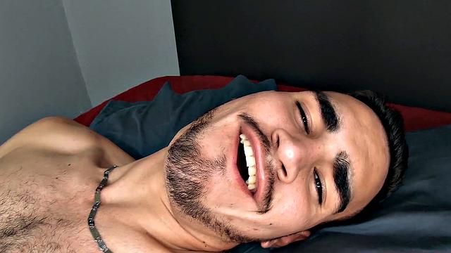 Педро Вальенте шутит и размахивает своей дубиной на камеру