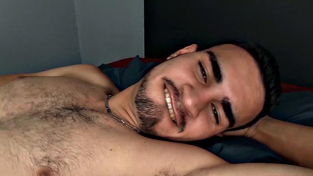 Педро Вальенте шутит и размахивает своей дубиной на камеру