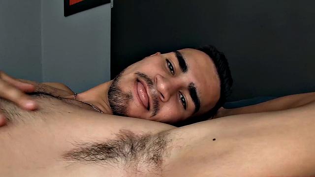 Педро Вальенте шутит и размахивает своей дубиной на камеру