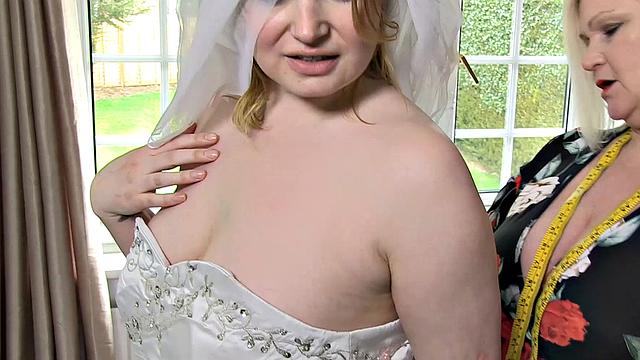 примерка платья обернулась лесбийской оргией на полу