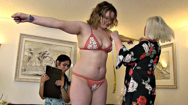 примерка платья обернулась лесбийской оргией на полу