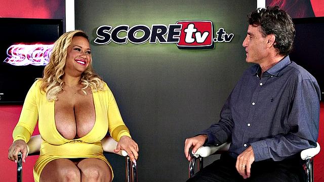 Сочная блондинка-милфа с огромной грудью дрочит и дразнит в одиночку