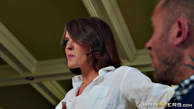 Алексис Фокс и Рикки Джонсон устраивают откровенное шоу на глазах у соседей-войеров