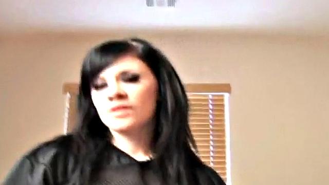 шалунья крутит попкой в pov, члену такое и не снилось