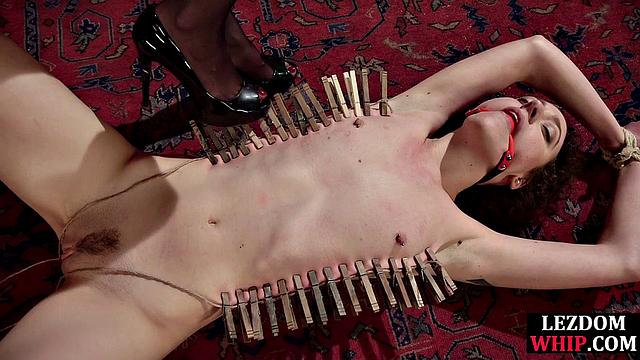 Female sub handling electrosex before clamping