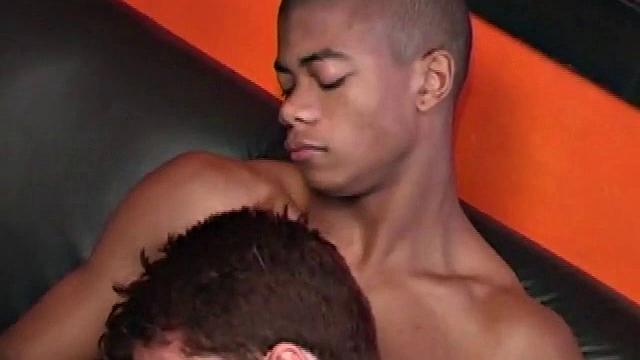 Фелипе заглатывает толстый член Перо и захлёбывается стонами