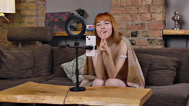 Монтика и диван: пальцы идут в бой, обивка страдает