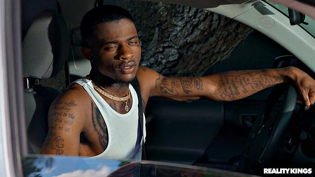 Angel Youngs моет машину в бикини и отсасывает Damion Dayski у себя в доме.