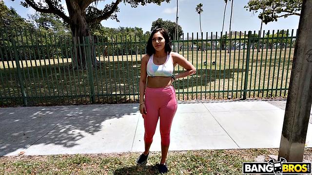 Деми Дивина раздевается и трахается с Джонни Лавом в автобусе перед камерой.