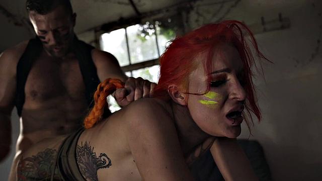 рыжая соблазняет соперника на пейнтболе минетом и кончает на лицо