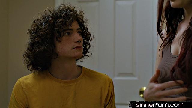 волосатая мачеха скачет на члене взрослого пасынка в прачечной