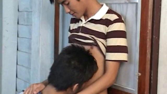 Skinny Asian gets sucked and barebacked in amateur duo