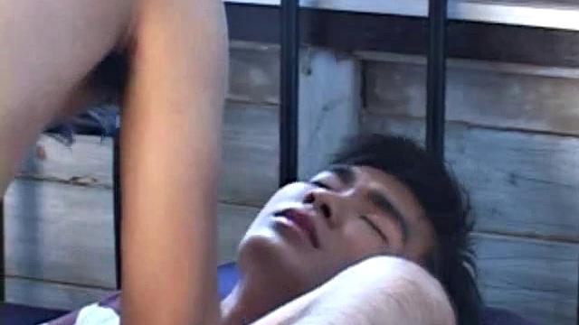 Skinny Asian gets sucked and barebacked in amateur duo