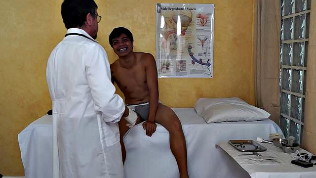 доктор садист привязывает азиата и доводит его до оргазма беспощадным щекотанием