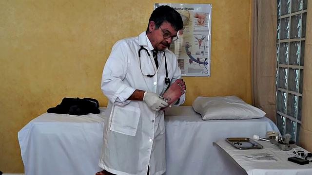 доктор садист привязывает азиата и доводит его до оргазма беспощадным щекотанием