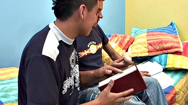 Латиносы Ксавьер и Адриан трахаются по-гейски с большим членом в деле.