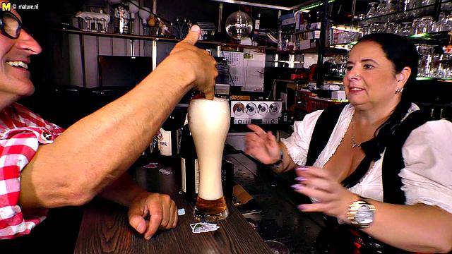 Большегрудая официантка на Октоберфесте сосёт и трахается по-взрослому