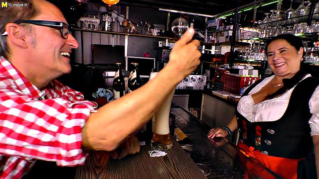 Большегрудая официантка на Октоберфесте сосёт и трахается по-взрослому