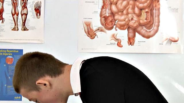 Каспер и Джеймс развлекаются на коляске - Каспер Эллис и Джеймс Льюис