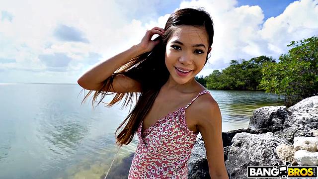 Vina Sky раздевается на пляже и трахается с парнем в отеле