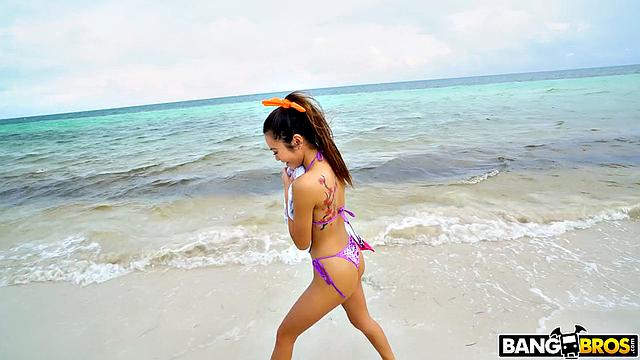 Vina Sky раздевается на пляже и трахается с парнем в отеле