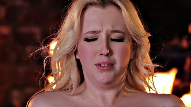 две блондинки облизывают друг дружку - камин остался не у дел