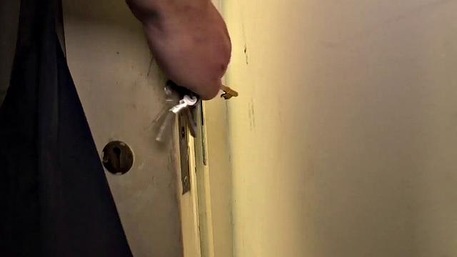 Пышная татуированная зрелая в наручниках глотает сперму до капли